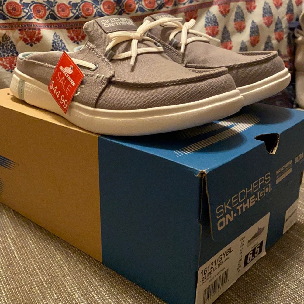 Ladies Skechers 6 5M  Style 16121New with tag!
